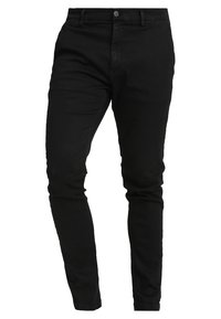 Jeans negros de corte ajustado, fabricados en tela de mezclilla. Presentan un cierre de botón, cinco bolsillos y detalles de costura sutil.