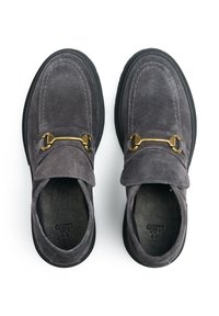 Mocassini in suede grigio caratterizzati da una punta rotonda, suola piatta in gomma nera e una fibbia decorativa in tono oro sulla tomaia. Fodera interna liscia.