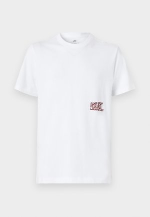 Weißes T-Shirt mit kurzen Ärmeln und Rundhalsausschnitt, mit kleinem roten Schriftzug "Nike Sport Research Laboratory" auf der linken Brust.