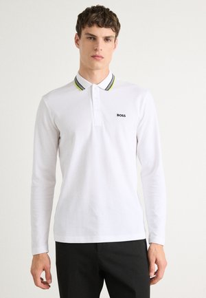 Weißes Langarm-Polohemd mit geripptem Kragen, bedeckt mit schwarzen und fluoreszierend gelben Streifen, akzentuiert durch ein kleines schwarzes "BOSS"-Logo.