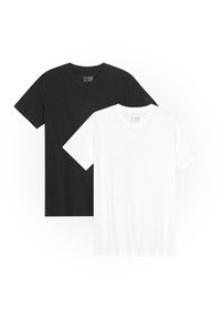 Zwei V-Ausschnitt-T-Shirts: eines schwarz und eines weiß. Aus Baumwolle, mit kurzen Ärmeln und klassischer Passform. Einfaches Design, ohne Muster.