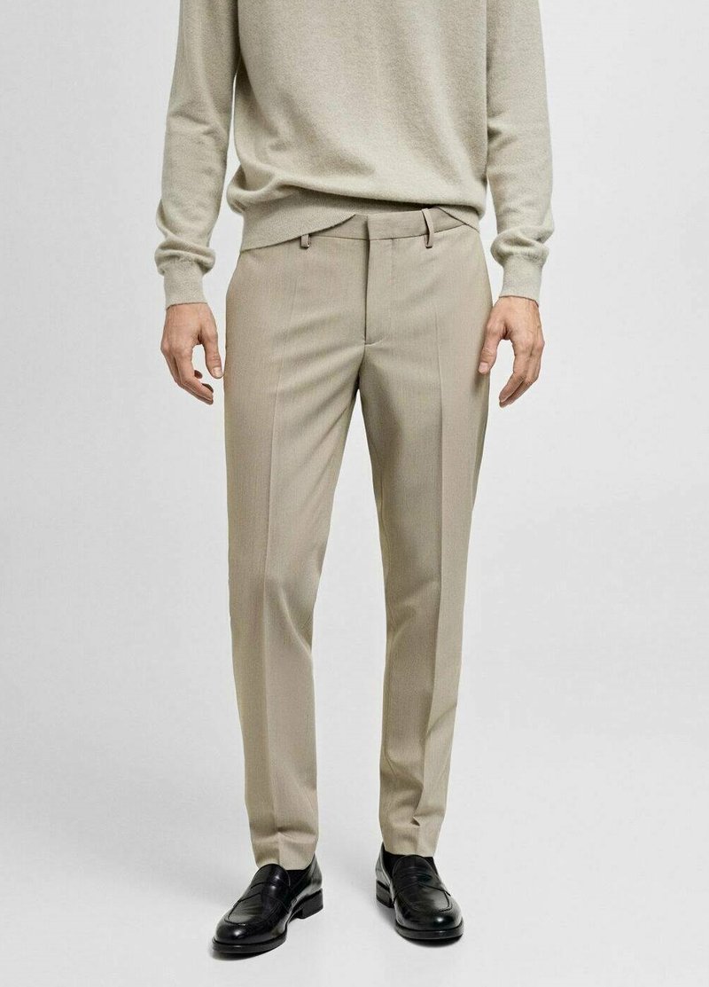 Pantalons beige ajustés à coupe droite, en tissu léger, avec un devant plat, deux poches latérales et des détails de pli.