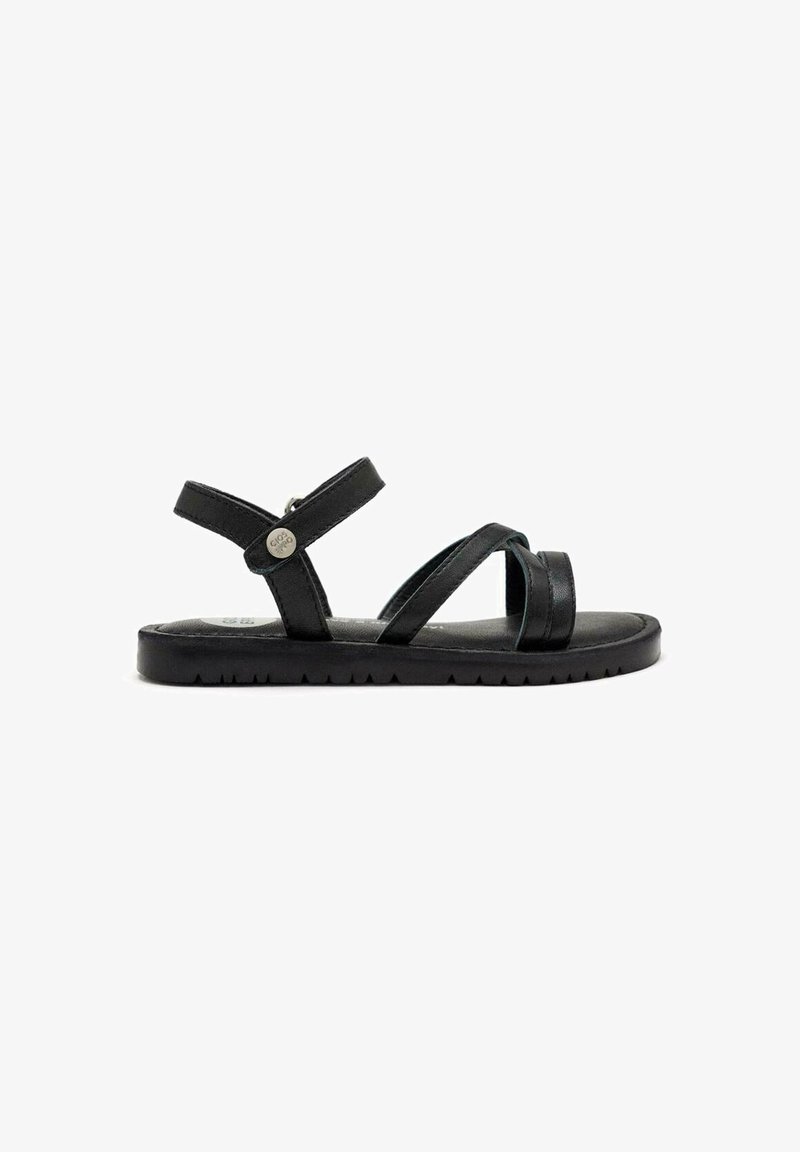 Sandalias negras con tres correas frontales, correas traseras con hebilla ajustable, suela plana con agarre texturizado, diseño minimalista.
