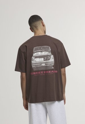 SLOGAN BOXY - Nyomott mintás póló - dark brown