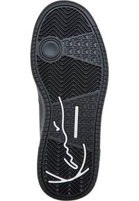 Schwarze Gummisohle mit strukturierten Grip-Mustern, kreisförmigem Emblem und weißen Akzentlinien. Verfügt über eine abgerundete Kante und erhabene Bereiche.