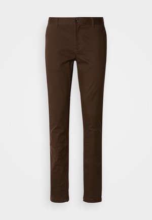 Pantaloni in cotone marroni con design a gamba dritta, dotati di chiusura a bottone e una texture liscia e opaca. Nessun motivo o accento visibile.