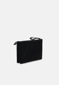 KARL LAGERFELD SIGNATURE SOFT POUCH - Carteira de mão - black