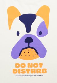 Grafika zobrazuje stylizovanou psí tvář v purpurové, oranžové a černé barvě na bílém pozadí, s nápisem "NEMPLŇTE MĚ" dole.