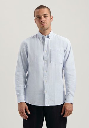 Button-up skjorte i lyseblå og hvite striper, laget av bomull, med brystlomme, lange ermer og knappefeste ved håndleddene.
