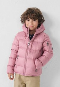 Chaqueta acolchada rosa con diseño de costuras horizontales, cierre con cremallera y capucha. Cuenta con bolsillos laterales y un pequeño logotipo en la manga.