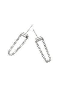 Sidabriniai auskarai su pailgais ovaliais formatais, su lygiais metaliniais akcentais viršuje ir tekstūruota grandinė, besitęsianti žemyn.