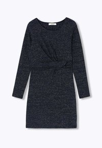 Robe tricotée navy à manches longues, froncée à la taille, avec un motif texturé et des éclats métalliques subtils tout au long.