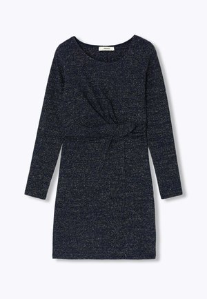 Robe tricotée navy à manches longues, froncée à la taille, avec un motif texturé et des éclats métalliques subtils tout au long.
