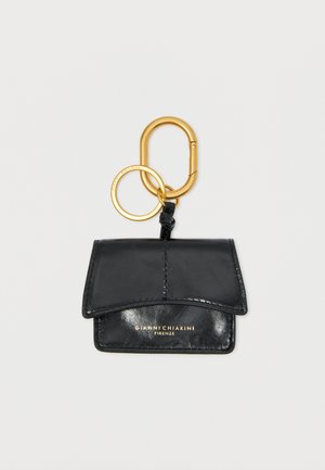 Czarny skórzany kabłączek do kart z breloczkiem, złotymi pierścieniami, przeszywaną klapą i złotym logo "Gianni Chiarini Firenze" z przodu.