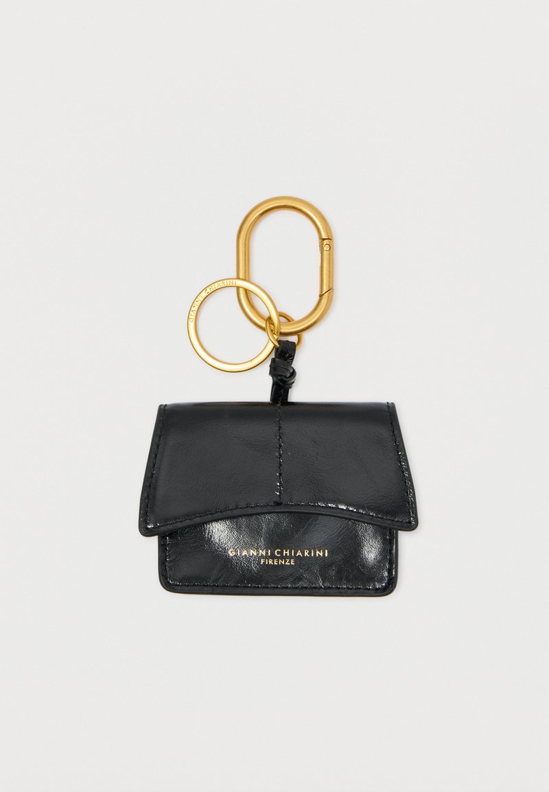 Sort læder kortholder nøglering med gyldne ringe, syet klap og gyldent "Gianni Chiarini Firenze" logo på forsiden.