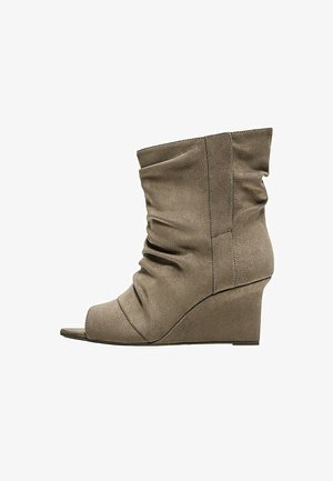 Bershka, PEEP TOE SLOUCHY - ANKLE BOOTS - Escarpins compensés - taupe