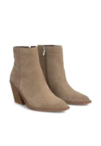 Botines de ante beige con punta afilada, cremallera lateral y tacón apilado en ángulo, con una textura suave y un diseño limpio.