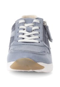 Baskets bleu clair en matériaux en daim et en maille, avec des lacets blancs, une fermeture éclair sur le côté et une semelle en caoutchouc blanche.