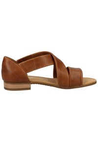 Sandale plate en cuir marron avec des brides croisées et un petit talon empilé, bout ouvert et talon arrière couvert.
