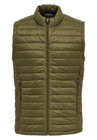 Gilet imbottito verde oliva con colletto alto, chiusura frontale con zip e tasche laterali. Presenta un design trapuntato e una texture liscia.