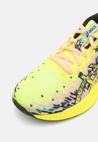 ASICS GEL NOOSA TRI 16 UNISEX - Utcai futócipők - safety yellow/black
