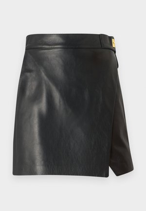 Gonna avvolgente in pelle nera con una texture liscia, dotata di una vita piatta e di una sottile apertura laterale per facilitare i movimenti. Accenti in hardware dorato.