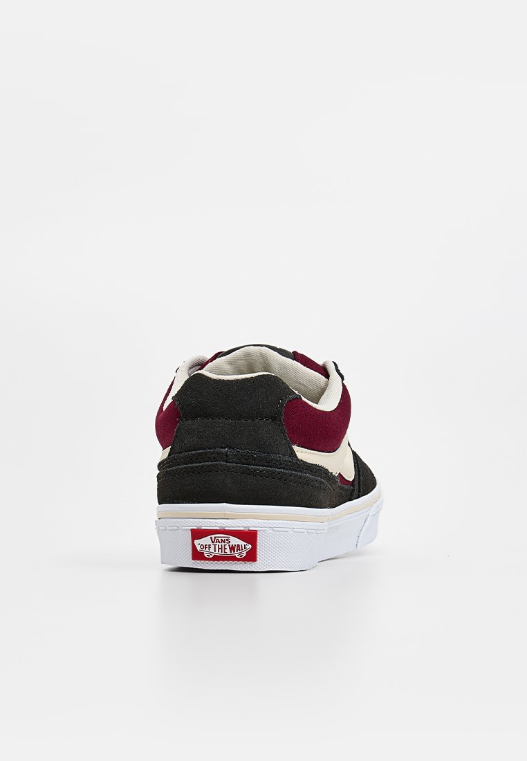 Zapatillas de ante negro y burdeos con acentos blancos, cuello acolchado y logo de Vans en el talón. Diseño clásico de corte bajo con suela de goma.