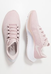 Nike Performance Katujuoksukengät - beige