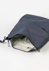 Marineblaue, wasserfeste Tasche mit einem sicheren Reißverschluss, elastischer Innentasche und weich gefüttertem Fach, das sich oben öffnet.