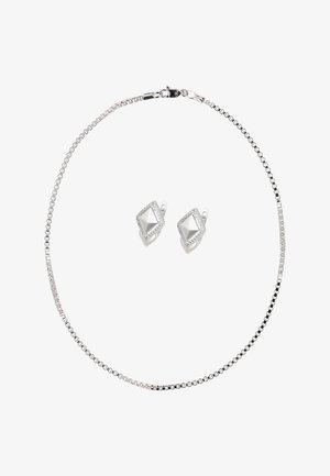 Hopeinen kaulakoru, jossa on ketjureunainen muotoilu. Mukana korvakorut, joissa on pyramidi-muotoiset yksityiskohdat koristellun kehyksen ympäröiminä.