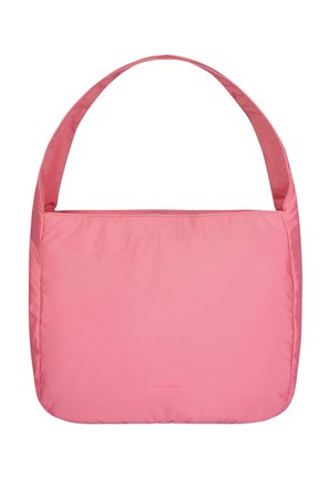 Borsa a spalla in nylon rosa, forma rettangolare con una texture liscia, una fascia larga e un design piatto. Presenta il nome del marchio stampato in caratteri piccoli.