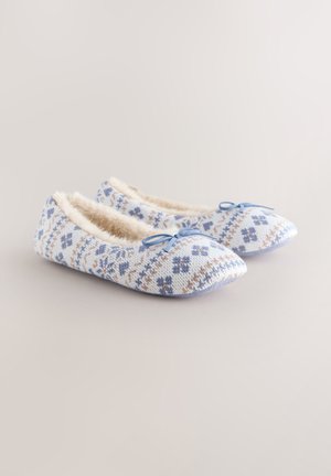 Zilas un baltas adītas baleta kurpes ar ziedu rakstu, mākslīgās kažokādas oderi un zilas lentītes priekšpusē. Mīksta tekstūra un apaļš purngals.