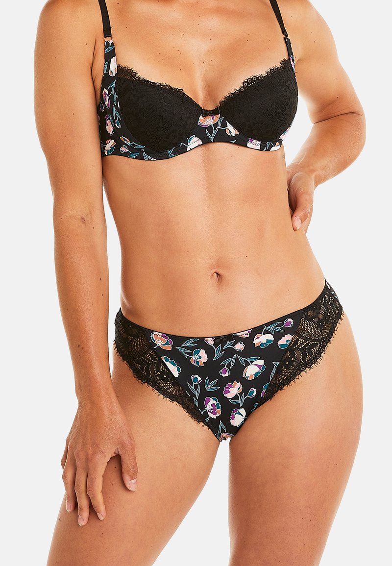 Ensemble de lingerie en dentelle noire à motifs floraux multicolores, comprenant un soutien-gorge avec des bretelles réglables et un bas de bikini assorti.