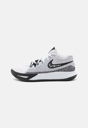 Chaussure de basketball Nike blanche et noire avec tige en mesh, lacets et semelle intermédiaire à motifs, vue de côté sur fond blanc.