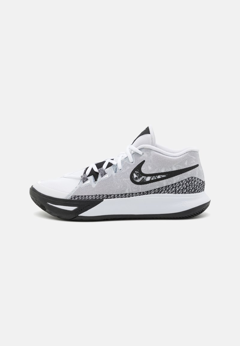 Chaussure de basketball Nike blanche et noire avec tige en mesh, lacets et semelle intermédiaire à motifs, vue de côté sur fond blanc.