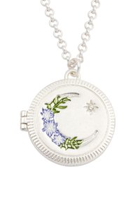 Srebrna medaljon z rastlinskim vzorcem v modri in zeleni barvi, okrašen z luninim srpom in zvezdami. Vključen je priložen verižica.