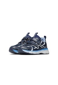 Un paio di sneaker per bambini blu e bianche con cinturini in Velcro, suole imbottite di blu chiaro e linguette di trazione su uno sfondo bianco.