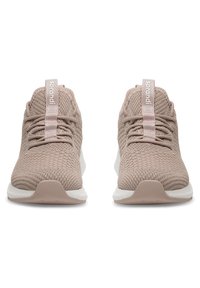 Săptămâni bej deschis, cu un superior din tricot texturat, design cu șireturi și o talpă albă cu amortizare. Include un tab de prindere cu branding.