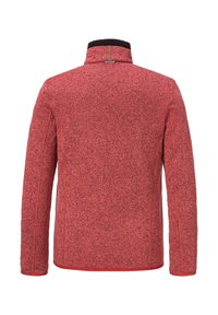 Rote strukturierte Fleecejacke mit hohem Kragen, langen Ärmeln und kontrastierendem schwarzen Akzent am Halsausschnitt, mit rotem Piping am Saum.