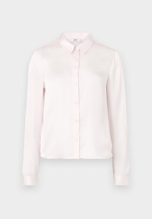 Svetlo roza satenska srajca dolgem rokavu s kragnom, gumbno zapiranje in manšetami, ki ima gladko teksturo in klasičen dizajn.