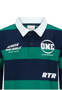 Granatowa i zielona koszulka polo w paski z białym kołnierzykiem, z napisem "OSIĄGNIJ NOWE CEL" oraz logotypem "ONE" i "RTR" w białym nadruku.