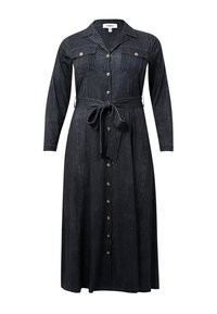 Robe chemise en denim bleu foncé, dotée de manches longues, d'un devant boutonné, de deux poches poitrine et d'une ceinture à nouer à la taille.