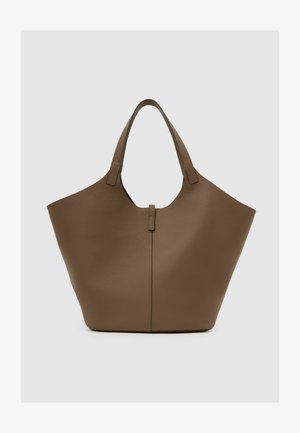 Brūna ādas soma ar teksturētu virsmu, plašu atvērienu un divām izturīgām rokturiem. Aprīkota ar centrālu aizdari.