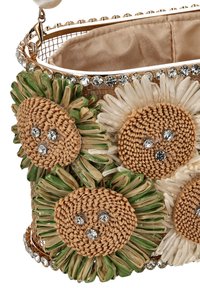 Bolso tejido con un marco dorado, que presenta motivos florales en beige, verde y blanco, adornado con piedras de imitación claras y un forro de satén.