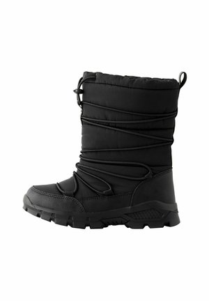 Botte d'hiver noire avec un haut rembourré, semelle en caoutchouc texturé, lacets ajustables et un design haut. Équipée d'un embout et d'un talon renforcés.
