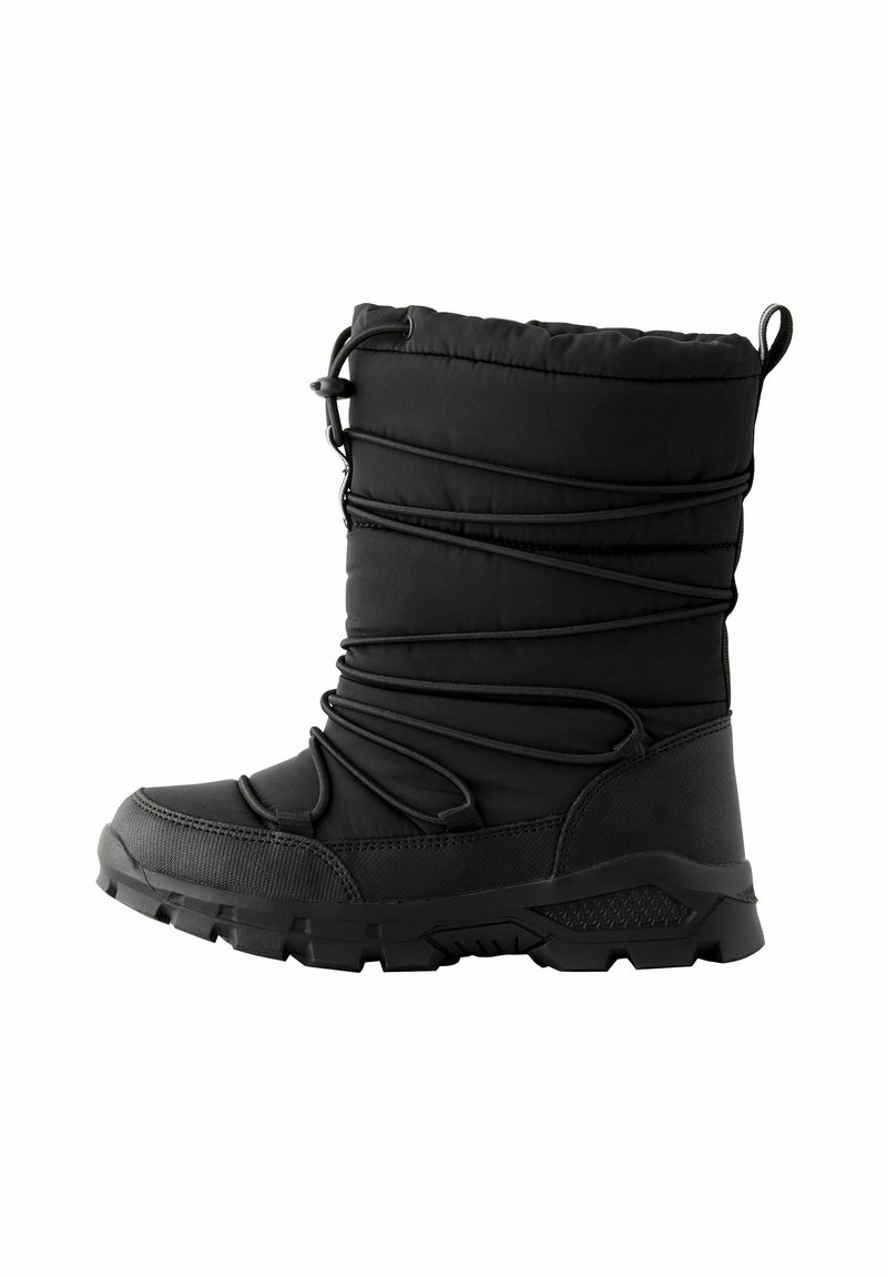 Zwarte winterlaars met een gevoerde bovenkant, een gestructureerde rubberen zool, verstelbare veters en een hoog ontwerp. Heeft een verstevigde neus en hak.