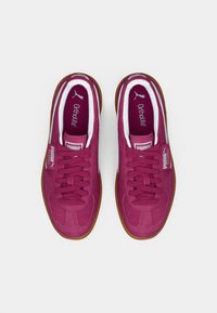 Puma tenisice s magenta gornjim dijelom, bijelim detaljima i gumenenim đonom. Ima tradicionalne vezice i Ortholite uložak za udobnost.