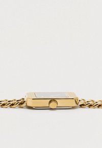 Zlaté obdĺžnikové hodinky s textúrovaným rámčekom, čiernym čelom a pleteným remienkom. Obsahujú kovovú korunku na boku.