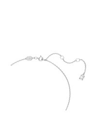 Sudraba ķēdes rokassprādze ar minimālistisku dizainu, kuru rotā neliels caurspīdīgs dārgakmens uz beigām un omā asarveida aizdare.