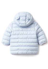Ljusblå vadderad jacka för småbarn med huva som har små tygöron, sedd bakifrån mot en vit bakgrund.